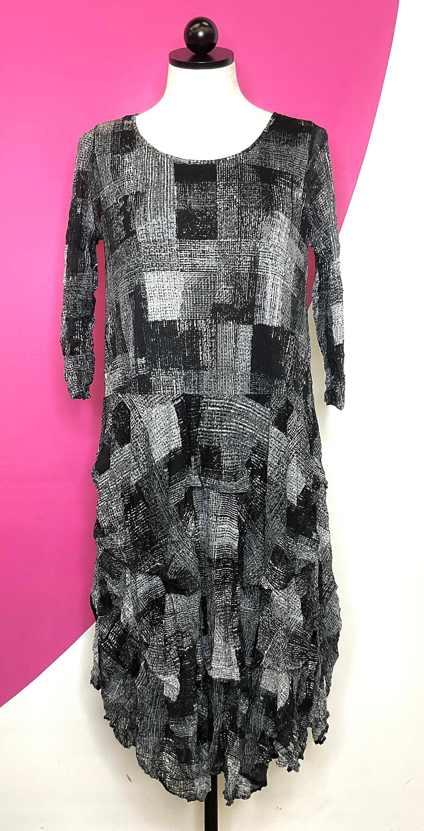 COMFY GRAPHIC MESH TIERED DRESS - XS