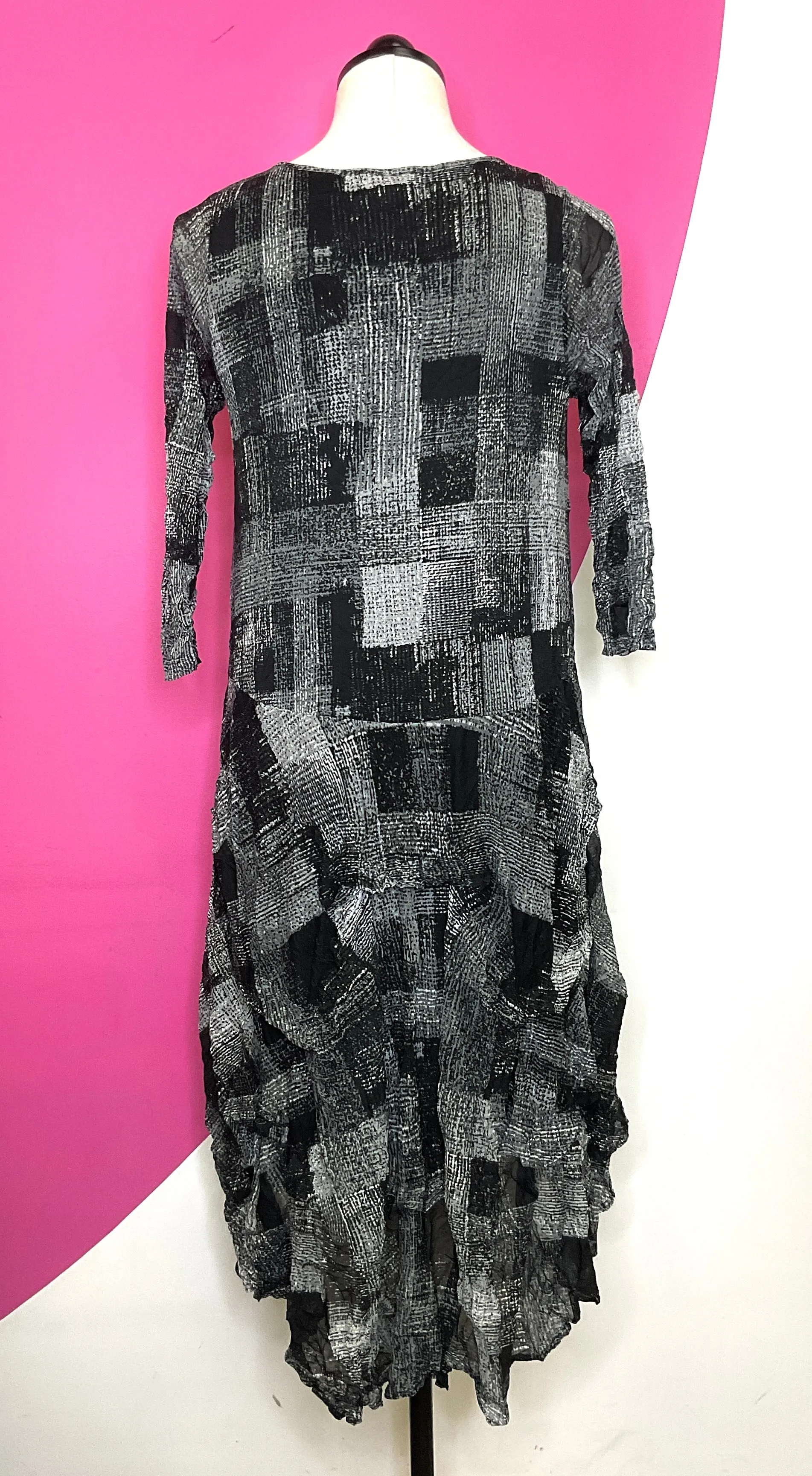 COMFY GRAPHIC MESH TIERED DRESS - XS